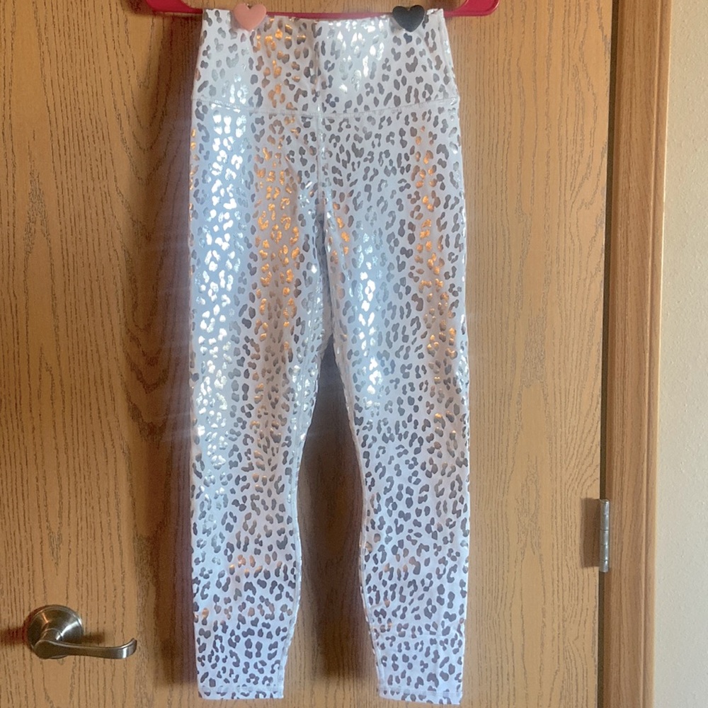 New with tags white leopard print size XS Fabletics cropped pants